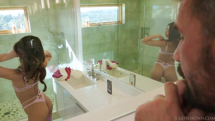 Hot Latina Xxlayna Marie loves big cock facials