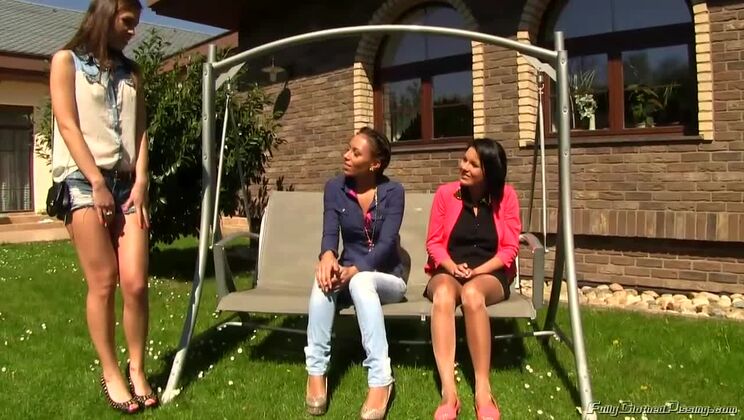 Fingering and Pissing - Lesbian Outdoor Sex