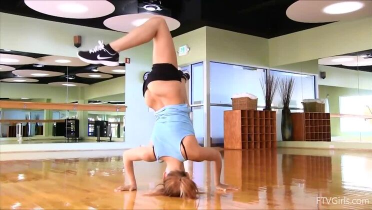 Flexible Young Beauty Anita Naked