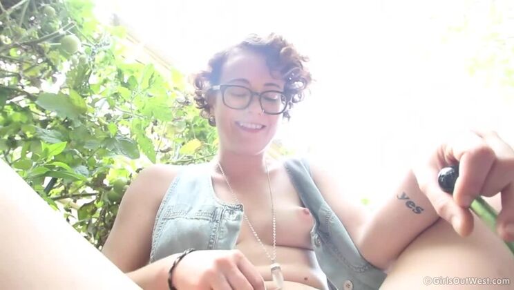 Outdoor POV Squirt with Rosie