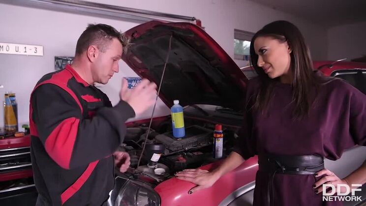 Tattooed Cassie Del Isla Gives Head