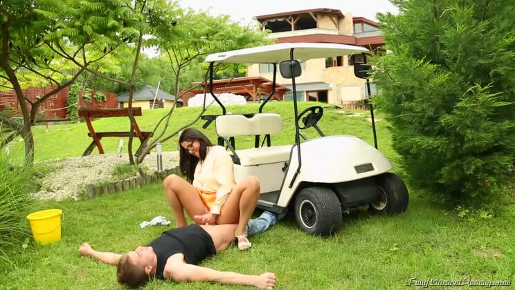 Green Scene Pissing with Valentina Ross and Bella