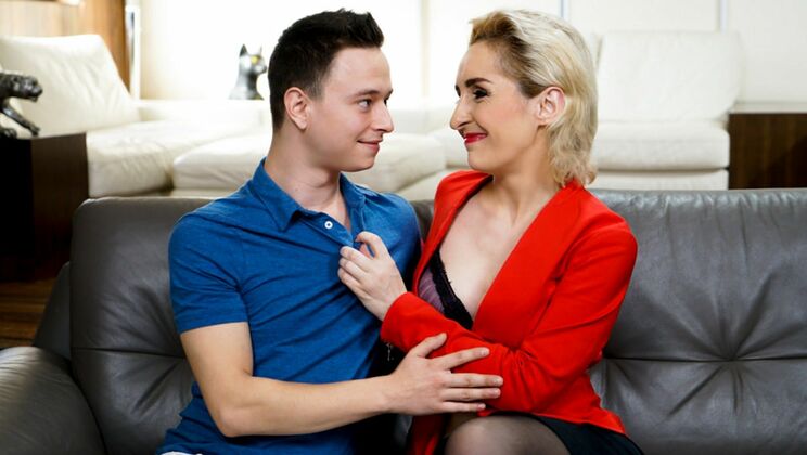 [LustyGrandmas] - Blowjob and Facial for Nikki Nuttz - Nikki Nuttz - Di Devi