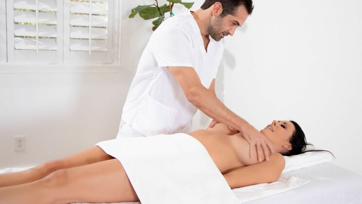 My Pussy and Tits Get Licked