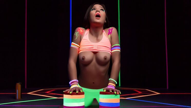 Johnny Sins Gives Kendra a Glowing Experience