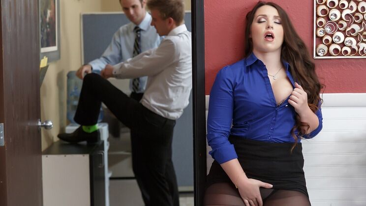 [Brazzers] - Facial Cumshot on Blonde Executive - Lola Foxx - Danny D