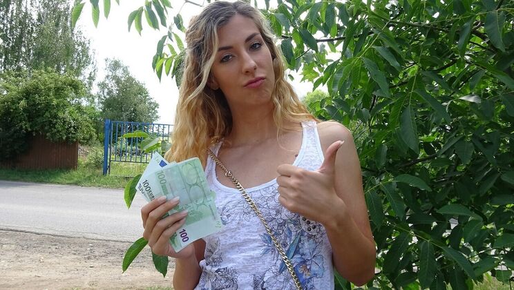 Amateur Shona Fucks Outdoors