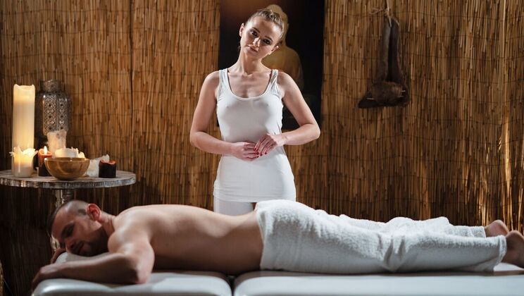 Blowjob and Creampie with Sexy Masseuse