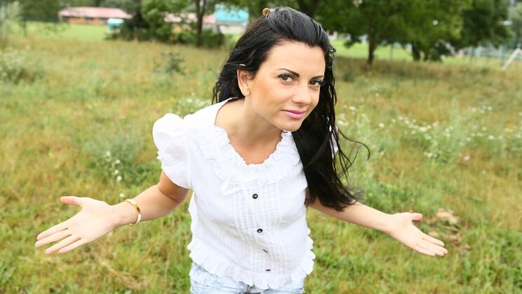 Hot Amateur Babe Gives Blowjob in Car