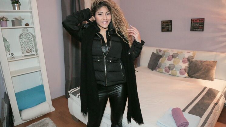 Venus Afrodita's Hotel Cumshot