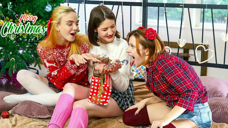 [ClubSweethearts] - Christmas with Lesbians: Lolly, Margo, and Lina's Xmas Fun - Lolly Bomb - Margo von Teese - Lina Sun