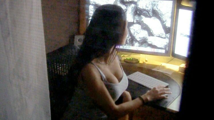 Big Boobs Girl Rides in Reverse