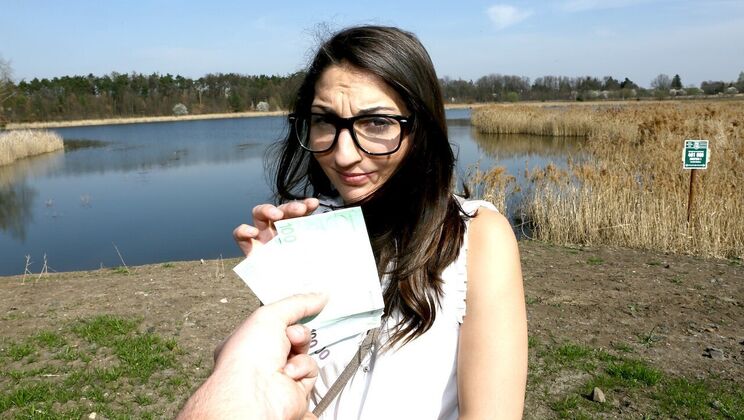 Public Blowjob for Pussy Outside