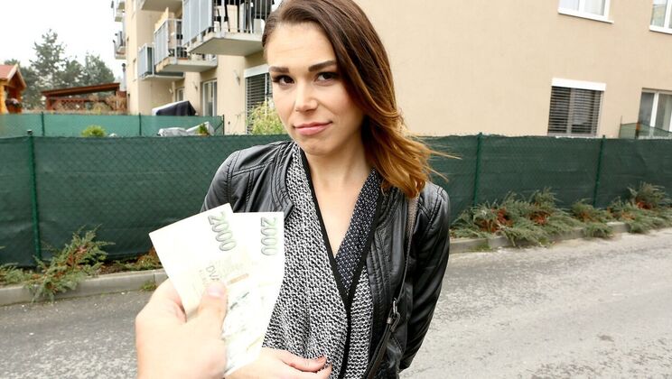 Amateur Pussy Loves Creampie in Car