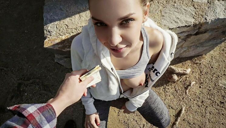 Fit Girl Loves Getting Wild in Public