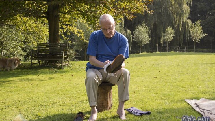 Blonde Bombshell Gets Fingering and Kissing