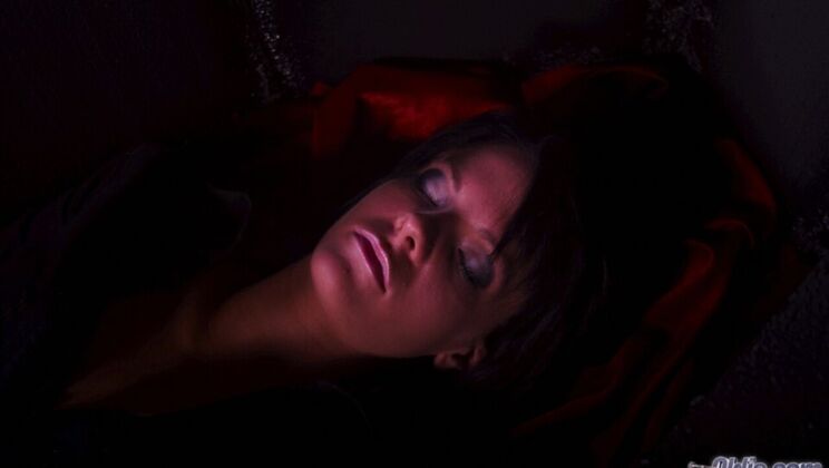 Short Hair Seduction: Aliz's Blowjob Skills