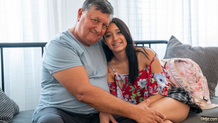 Lia Ponce's Cum Swallowing Surprise for Landlord