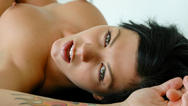 Veronica Stone and Jezebelle Bond Get Cum in Mouth