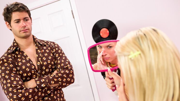 Blonde MILF Aubrey Kate in Hardcore Cumshot