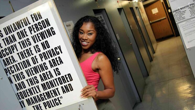 Yasmine De Leon, Cougar with Shaved Ebony Pussy