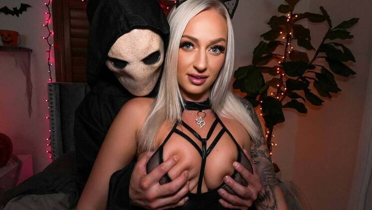 Blonde Bombshell Elana Bunnz Gives Johnny Love a Blowjob