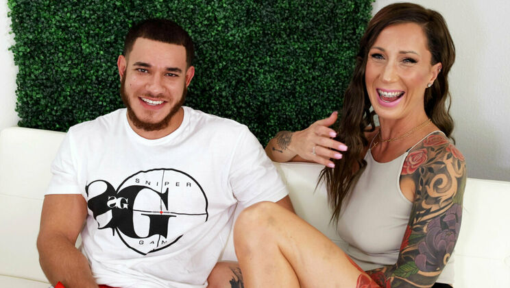 Tera Bronx Gets Creamed by Hottie Danny Sosa in First-Time Sex