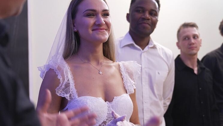 Beautiful Ass Siri in Interracial Gangbang