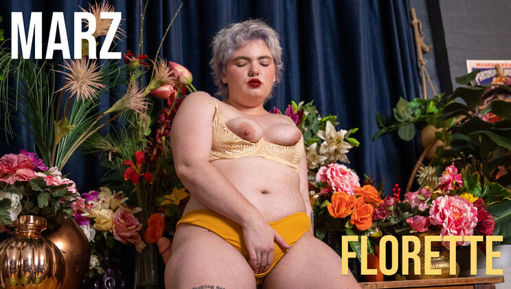 Pale Marz Plays with Herself Anally