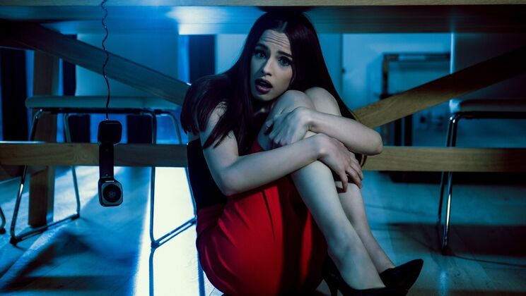 The Silent Caller - Shaved Brunette Takes a Facial