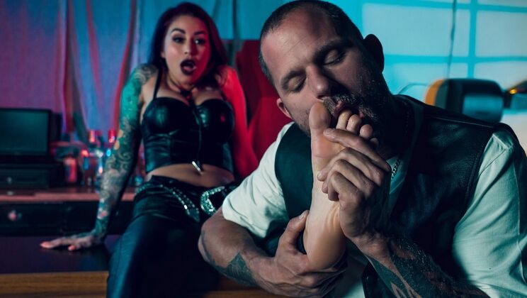 Scott Nails Fucks Monique's Outie Pussy Reverse Cowgirl