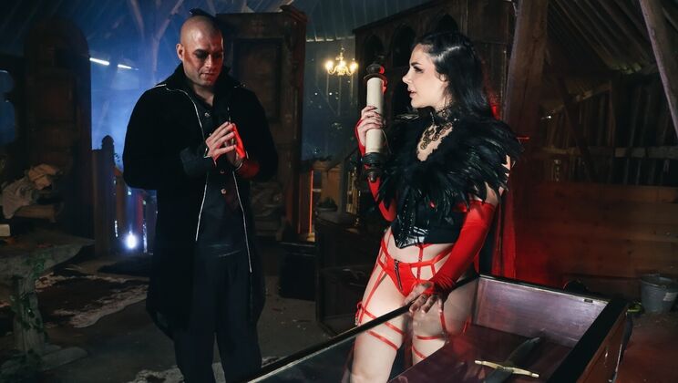 Valentina Nappi's Ass Gets Fingering and Licking - Evermore Episode 3