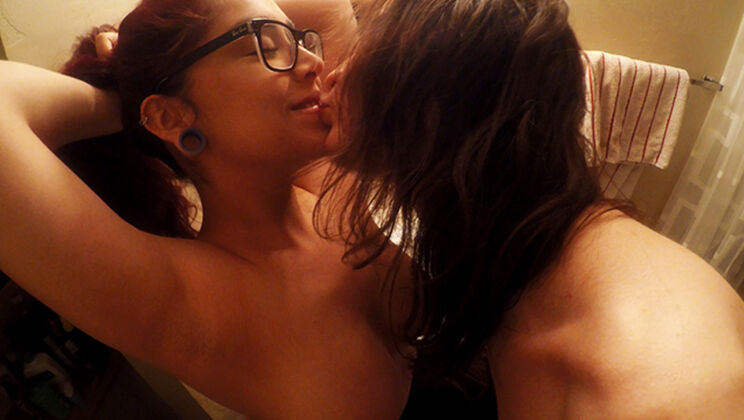 Trimmed Daisy Gives a Handjob in the Bedroom