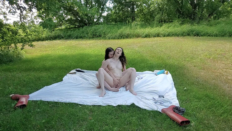 Daisy And Peach Suck Nipples In Country Home