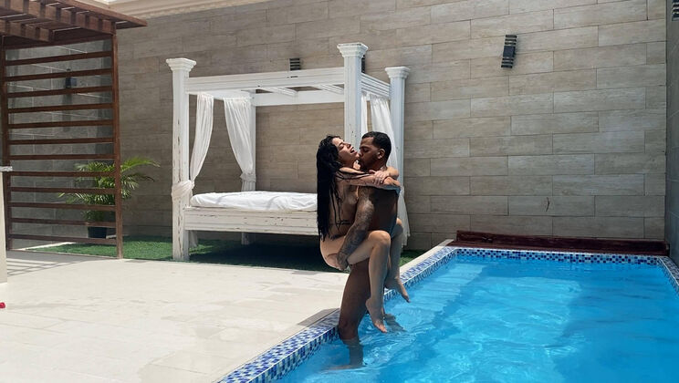 Carel & Ria Get Wet and Wild